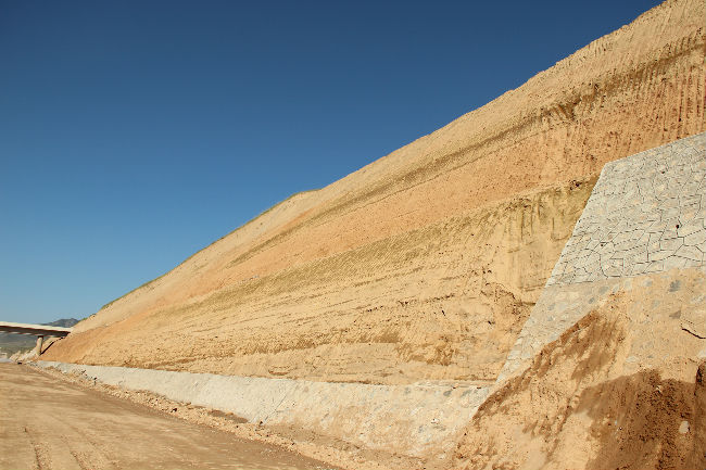 徐州市交通工程总承包申请软土路基加固装置专利显著提升了高湿度软土路基中的锚固性能